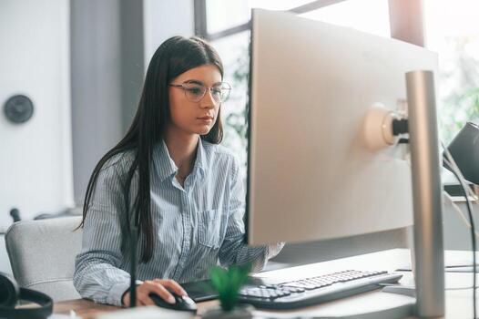 Web designer trabalhando em um website no computador