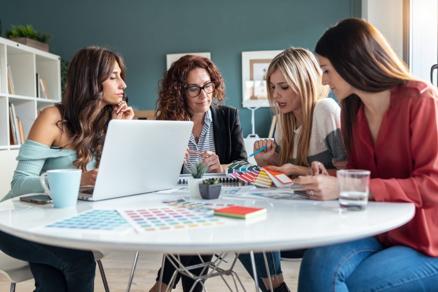Grupo de mulheres colaborando em um projeto criativo