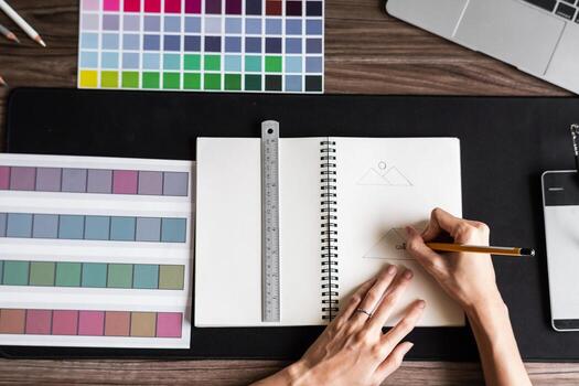 Designer criando um logo em uma mesa de trabalho